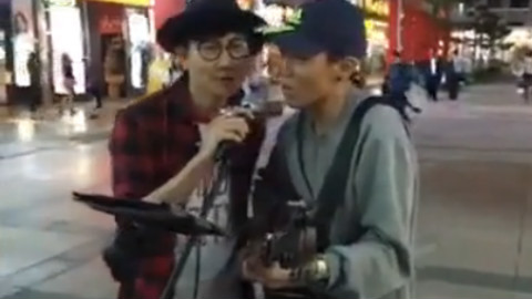 台湾一个街头艺人在演唱《江南》,没想到,原唱林俊杰来了...